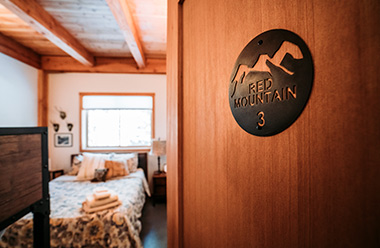 https://redmountainalpinelodge.com/wp-content/uploads/2019/12/private.room_.3.correct.size_.jpg